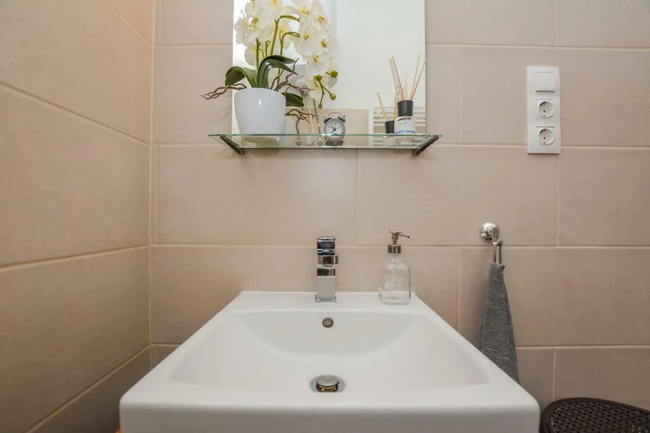 Timeless Apartment With Free Private Parking Budapest 0*,