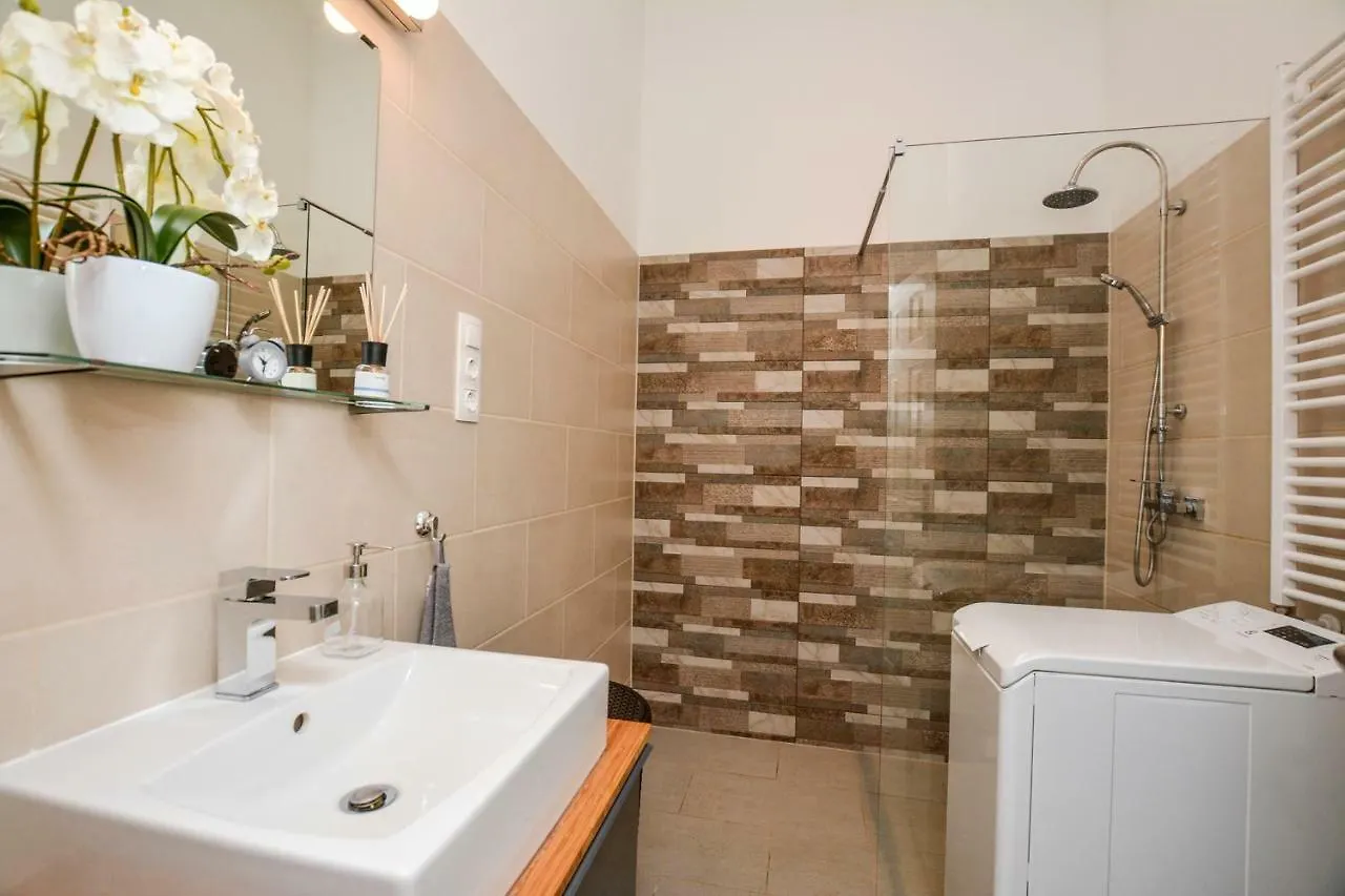 Timeless Apartment With Free Private Parking Budapest